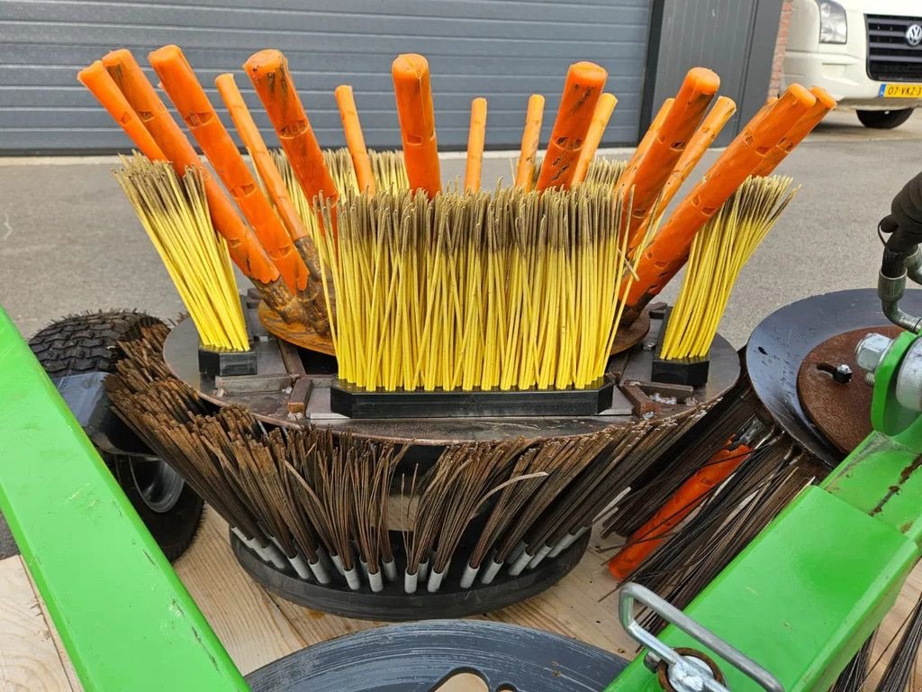 Sonstiges Traktorzubehör des Typs Avant Tuin en park Onkruidborstel, Gebrauchtmaschine in BENNEKOM (Bild 7)