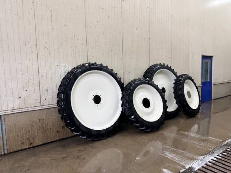 Sonstiges Traktorzubehör типа BKT 270/95 R54 + 270/95 R38 op velg Valtra, Neumaschine в Marknesse (Фотография 10)