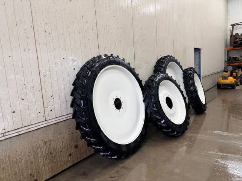 Sonstiges Traktorzubehör типа BKT 270/95 R54 + 270/95 R38 op velg Valtra, Neumaschine в Marknesse (Фотография 11)