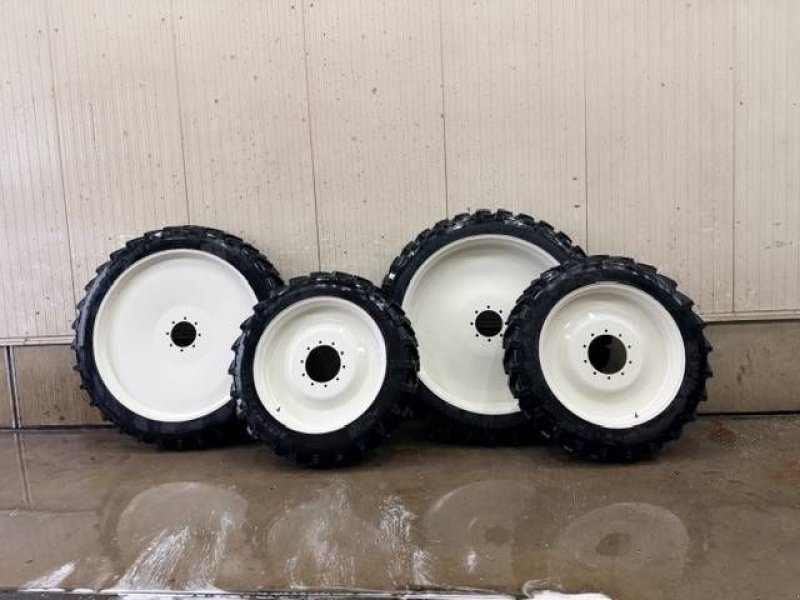Sonstiges Traktorzubehör типа BKT 270/95 R54 + 270/95 R38 op velg Valtra, Neumaschine в Marknesse (Фотография 8)