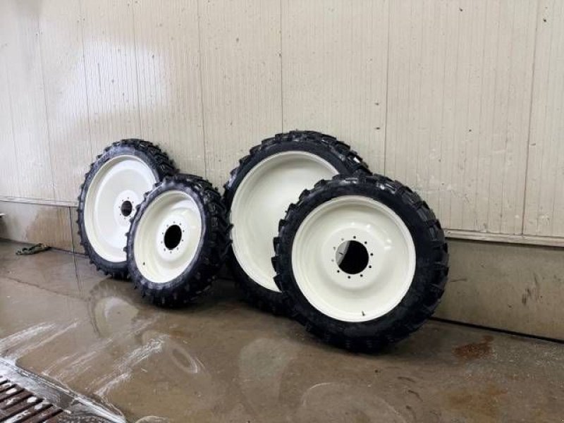 Sonstiges Traktorzubehör типа BKT 270/95 R54 + 270/95 R38 op velg Valtra, Neumaschine в Marknesse (Фотография 7)