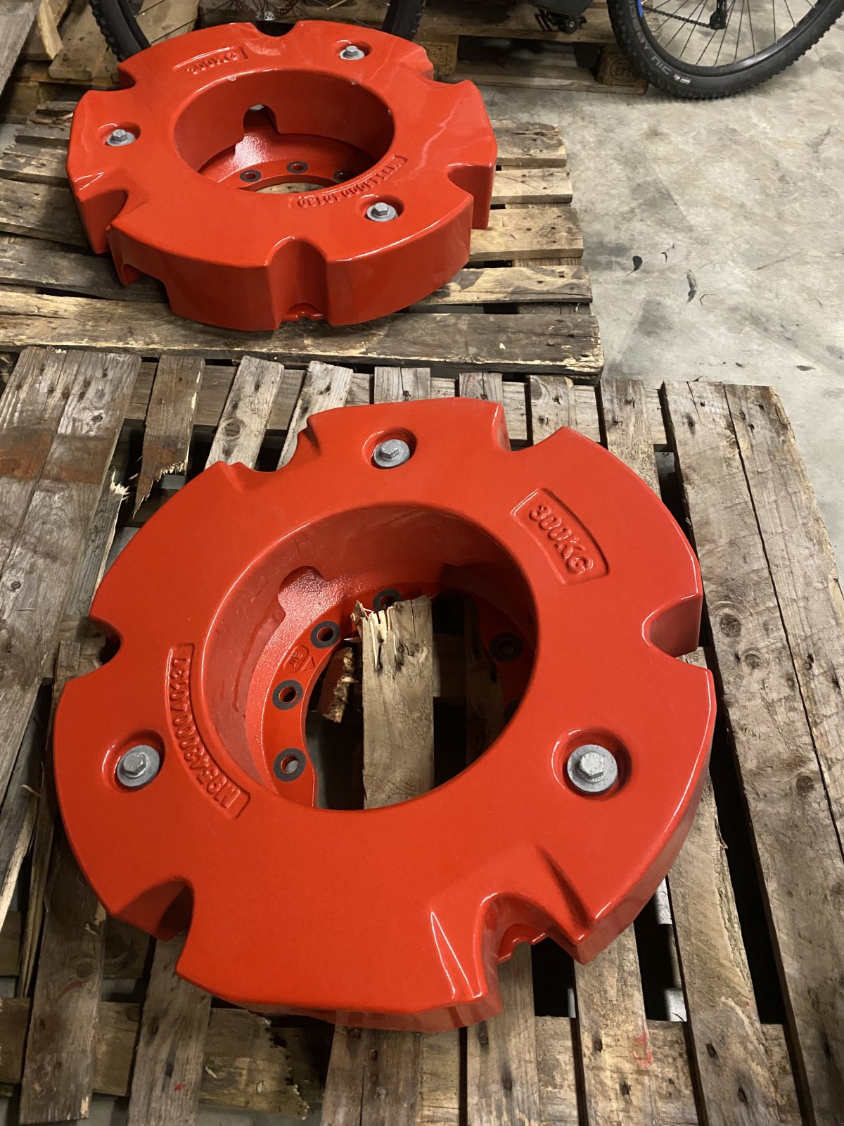 Sonstiges Traktorzubehör типа Fendt 2 x 300 kg Radgewichte mit 2 x 10 Loch Anbauplatten Fendt 700 800 900, Gebrauchtmaschine в Weigendorf (Фотография 1)