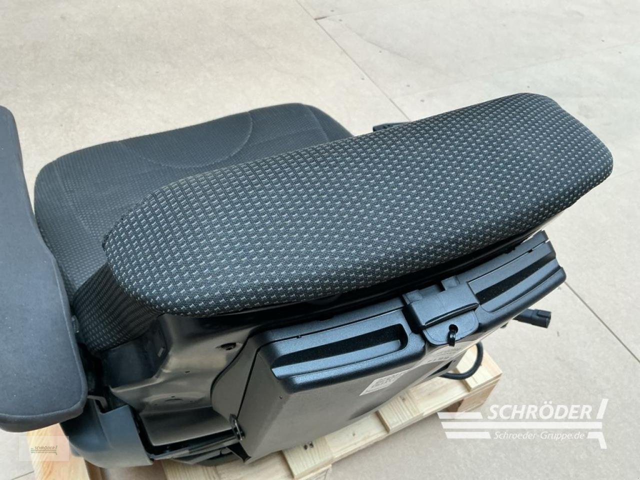 Sonstiges Traktorzubehör типа Grammer SUPER KOMFORTSITZ EVOLUTION DL, Gebrauchtmaschine в Hemmoor (Фотография 4)