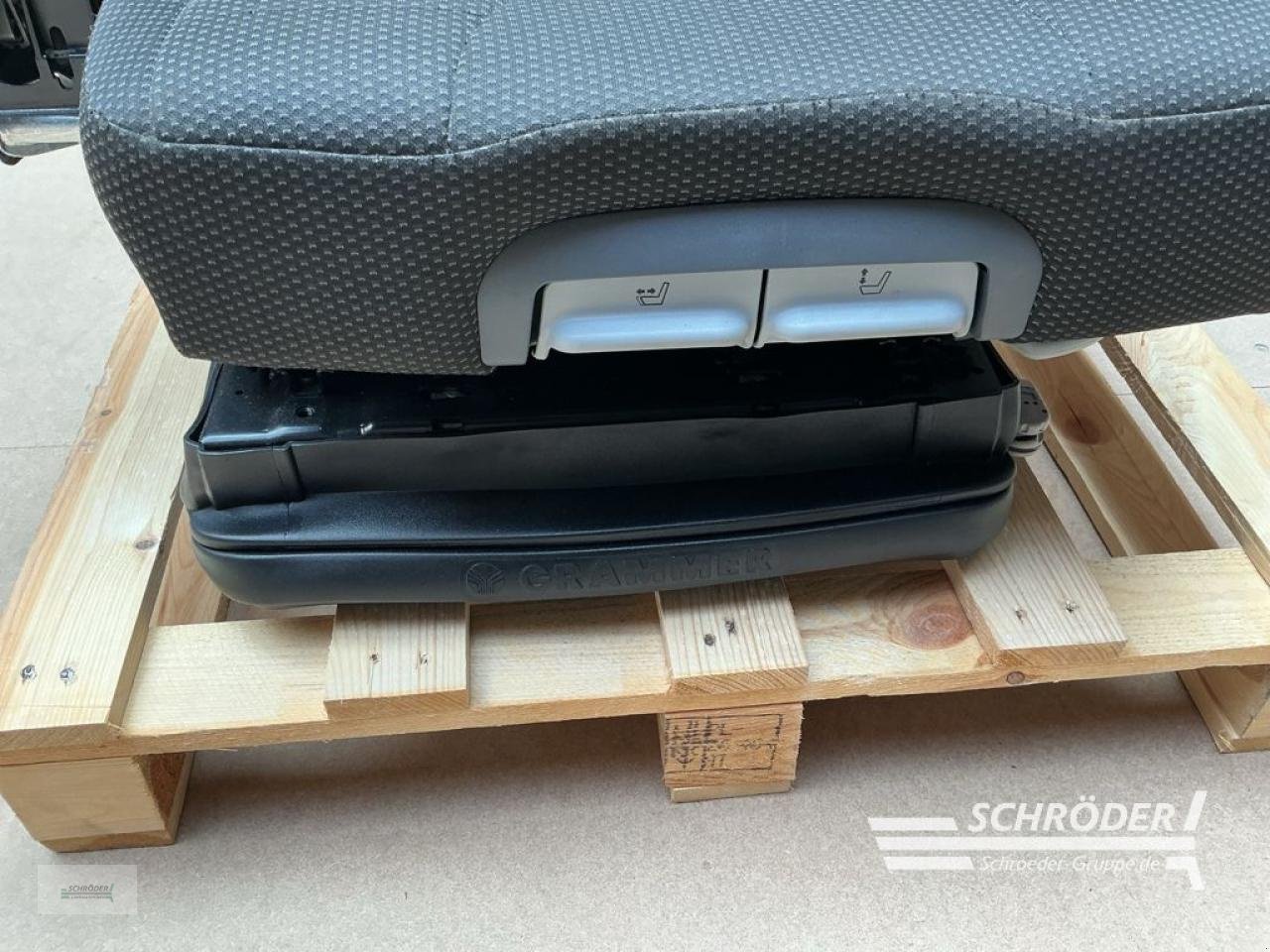 Sonstiges Traktorzubehör типа Grammer SUPER KOMFORTSITZ EVOLUTION DL, Gebrauchtmaschine в Hemmoor (Фотография 6)