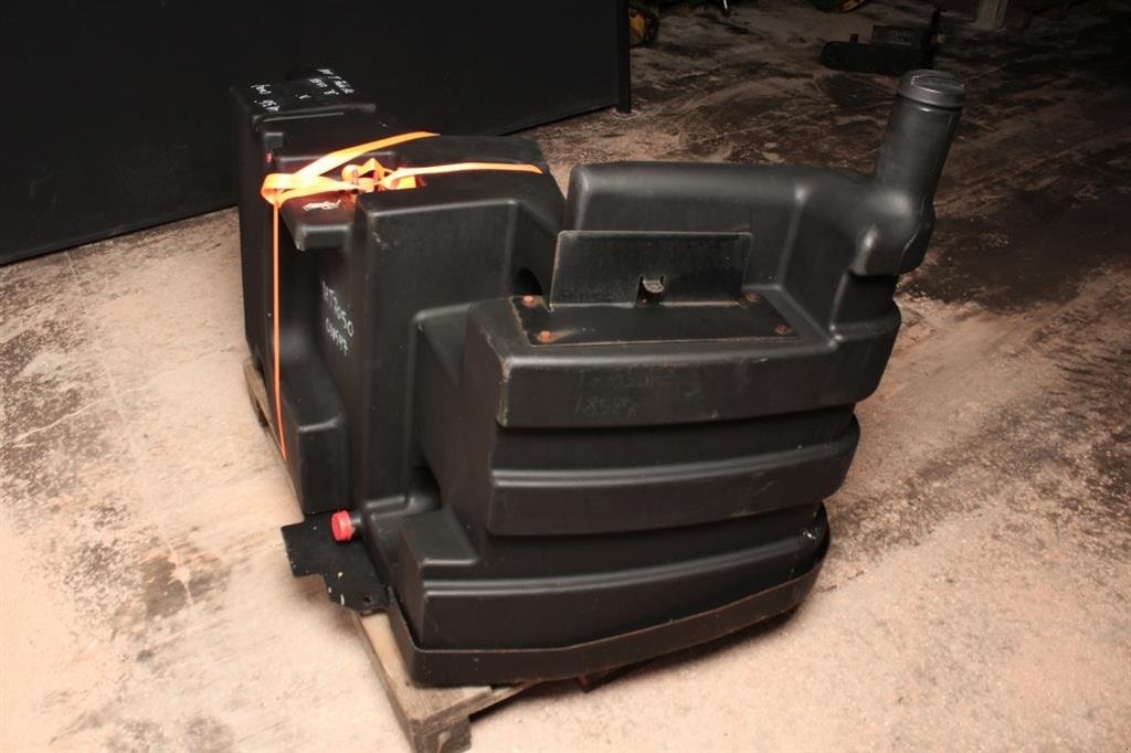 Sonstiges Traktorzubehör типа New Holland T7050 Dieseltank New Holland T7050 / NEW HOLLAND T7050 FUEL TANK, Gebrauchtmaschine в Viborg (Фотография 5)