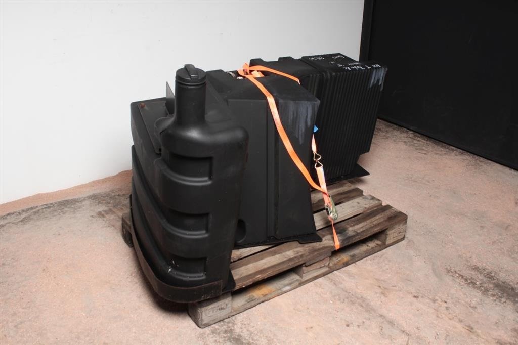 Sonstiges Traktorzubehör типа New Holland T7050 Dieseltank New Holland T7050 / NEW HOLLAND T7050 FUEL TANK, Gebrauchtmaschine в Viborg (Фотография 4)