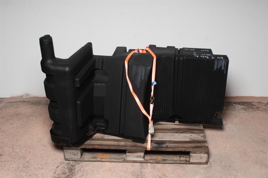 Sonstiges Traktorzubehör типа New Holland T7050 Dieseltank New Holland T7050 / NEW HOLLAND T7050 FUEL TANK, Gebrauchtmaschine в Viborg (Фотография 2)