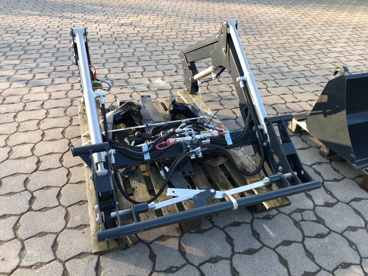 Sonstiges Traktorzubehör des Typs Solis PADAGAS FL200P Frontlader, Neumaschine in Hess.Oldendorf (Bild 2)