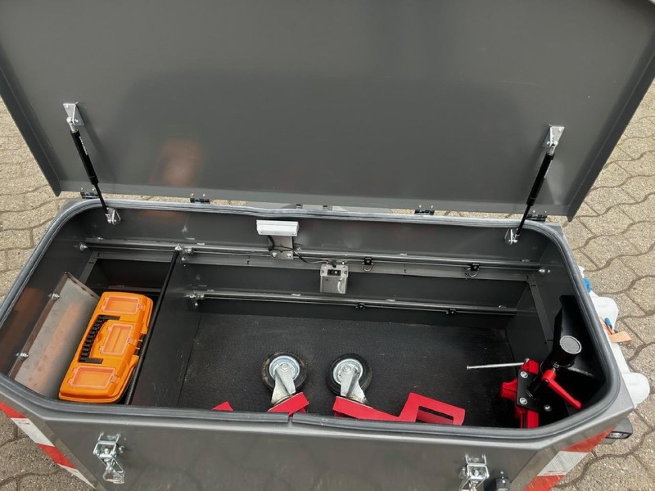 Sonstiges Traktorzubehör des Typs Sonstige TRAKTOR-BOX 130AS PROFI + ZUBEHÖR, Neumaschine in Drebber (Bild 2)