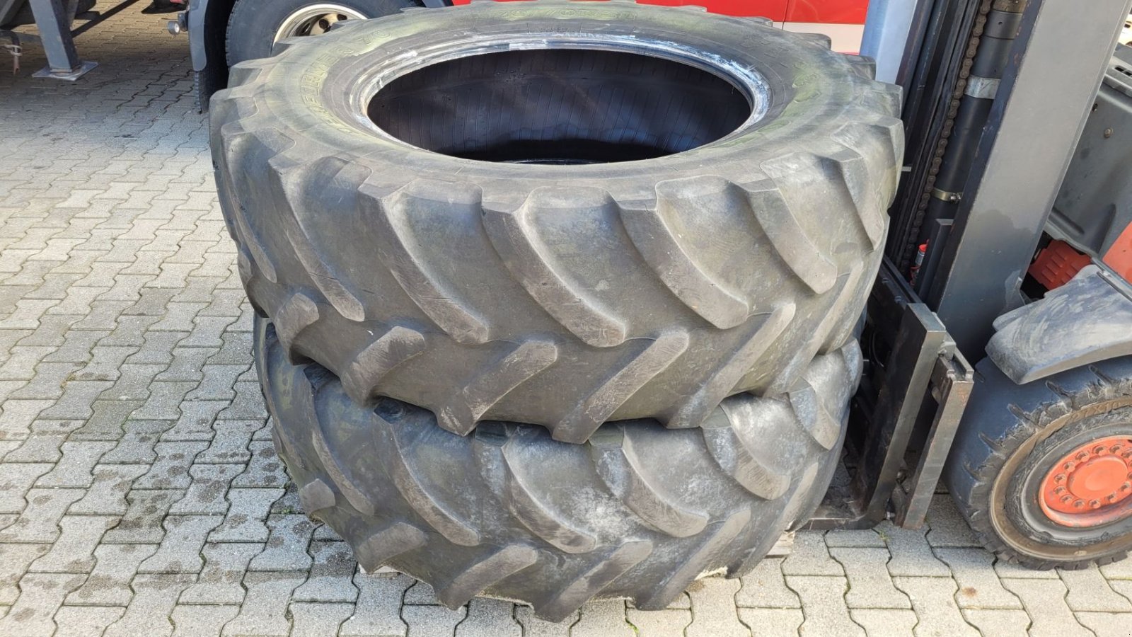 Sonstiges Traktorzubehör des Typs Sonstige Trelleborg en Firestone banden Trelleborg en Firestone banden 520/70R38 31mm en 11mm, Gebrauchtmaschine in Schoonebeek (Bild 1)