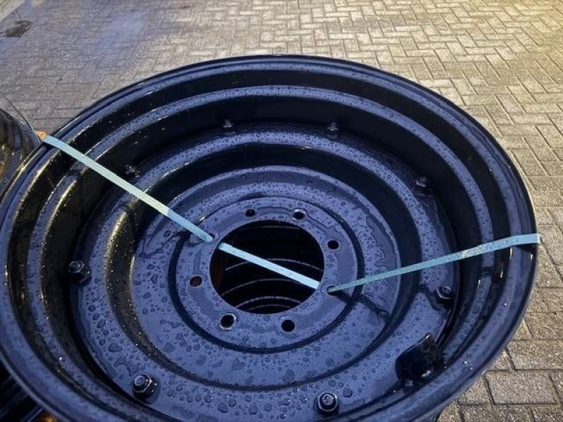 Sonstiges Traktorzubehör van het type Valtra velgen 18x38 en 15x28 zwart, Gebrauchtmaschine in Marknesse (Foto 2)
