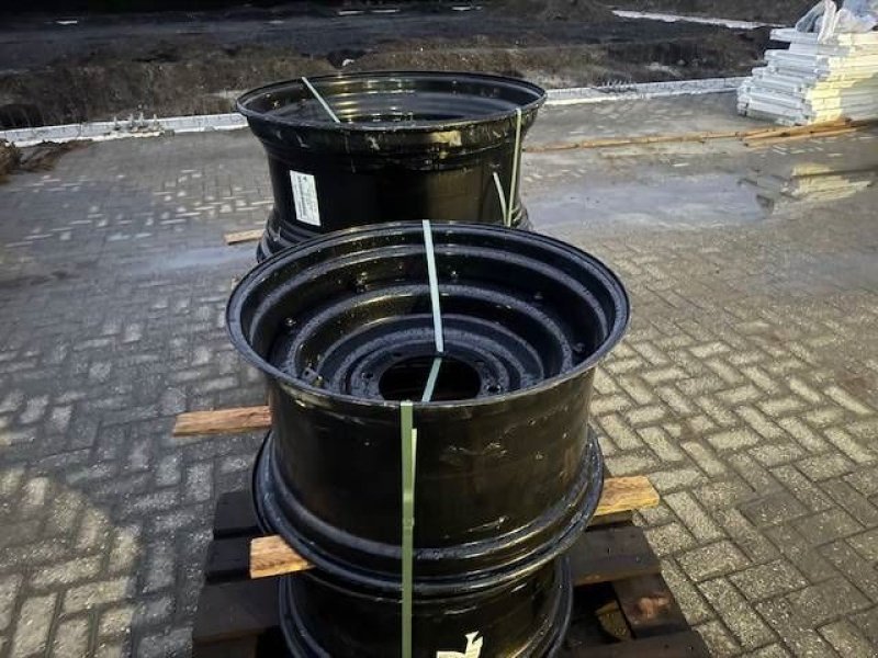 Sonstiges Traktorzubehör van het type Valtra velgen 18x38 en 15x28 zwart, Gebrauchtmaschine in Marknesse (Foto 1)