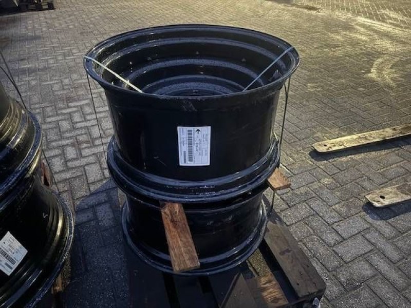 Sonstiges Traktorzubehör van het type Valtra velgen 18x38 en 15x28 zwart, Gebrauchtmaschine in Marknesse (Foto 7)