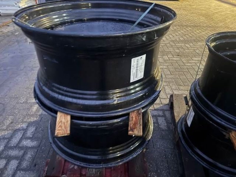 Sonstiges Traktorzubehör van het type Valtra velgen 18x38 en 15x28 zwart, Gebrauchtmaschine in Marknesse (Foto 8)