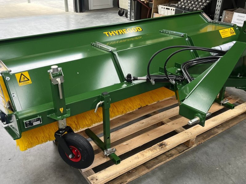 Sonstiges Zubehör типа Thyregod TK 2800 med nylon børster og hydraulisk sving. brede 2800 og feje brede 2500, Gebrauchtmaschine в Lintrup (Фотография 1)