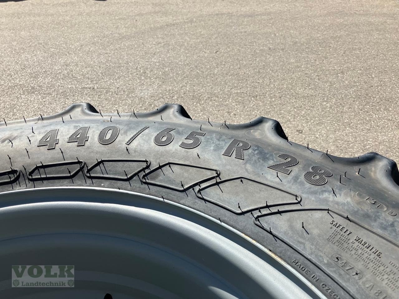 Sonstiges des Typs Deutz-Fahr Kompletträder Reifen Bereifung 440/65R28 vorne, 54, Neumaschine in Friedberg-Derching (Bild 4)