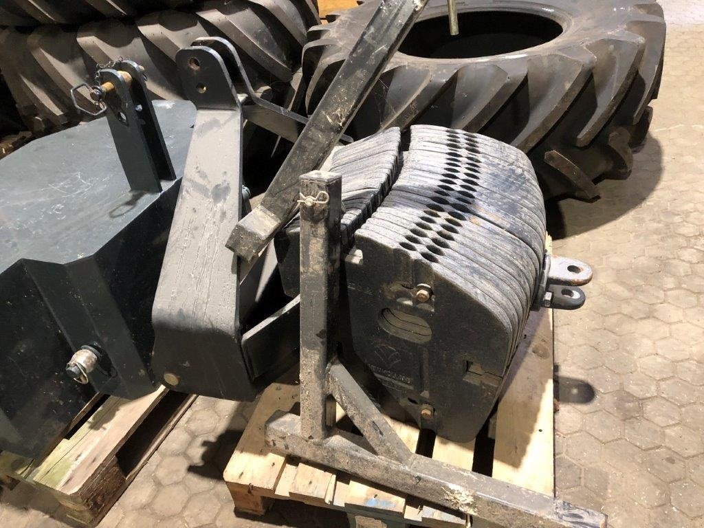 Sonstiges tip HE-VA FRONTVÆGTHOLDER Med 22 stk NH 45 kg. vægte, Gebrauchtmaschine in Tinglev (Poză 2)