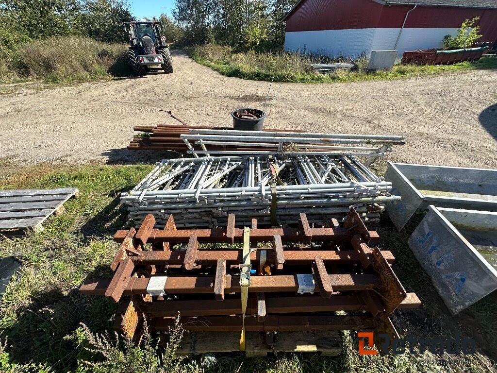 Sonstiges des Typs Sonstige Stal inventar 22 stk holder til 28 køre hegn 7 stk Rør 20 a 3 meterRør 12 a 4 meter Spand med låse jernMed 2 stk låger, Gebrauchtmaschine in Rødovre (Bild 1)