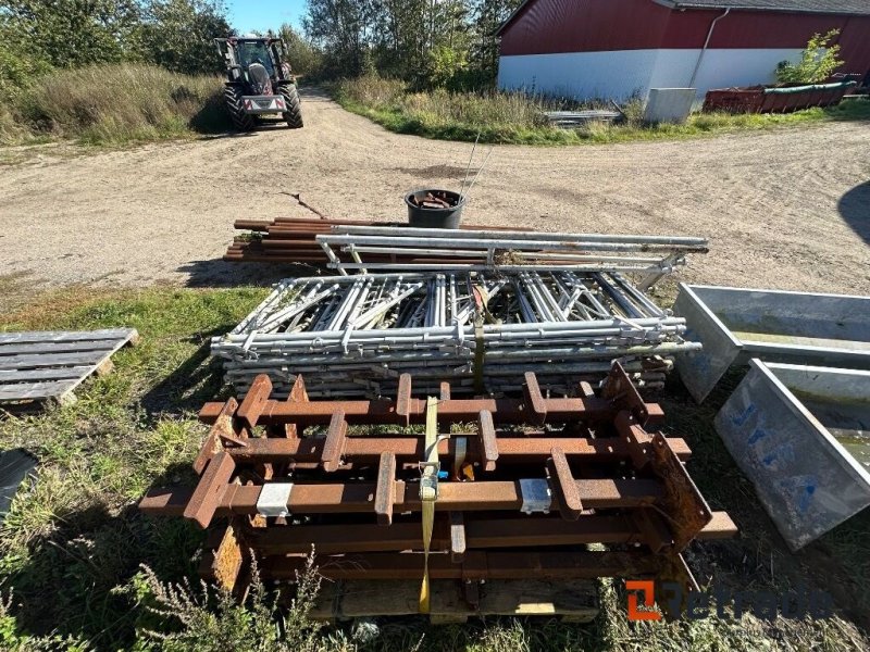Sonstiges tip Sonstige Stal inventar 22 stk holder til 28 køre hegn 7 stk Rør 20 a 3 meterRør 12 a 4 meter Spand med låse jernMed 2 stk låger, Gebrauchtmaschine in Rødovre (Poză 1)