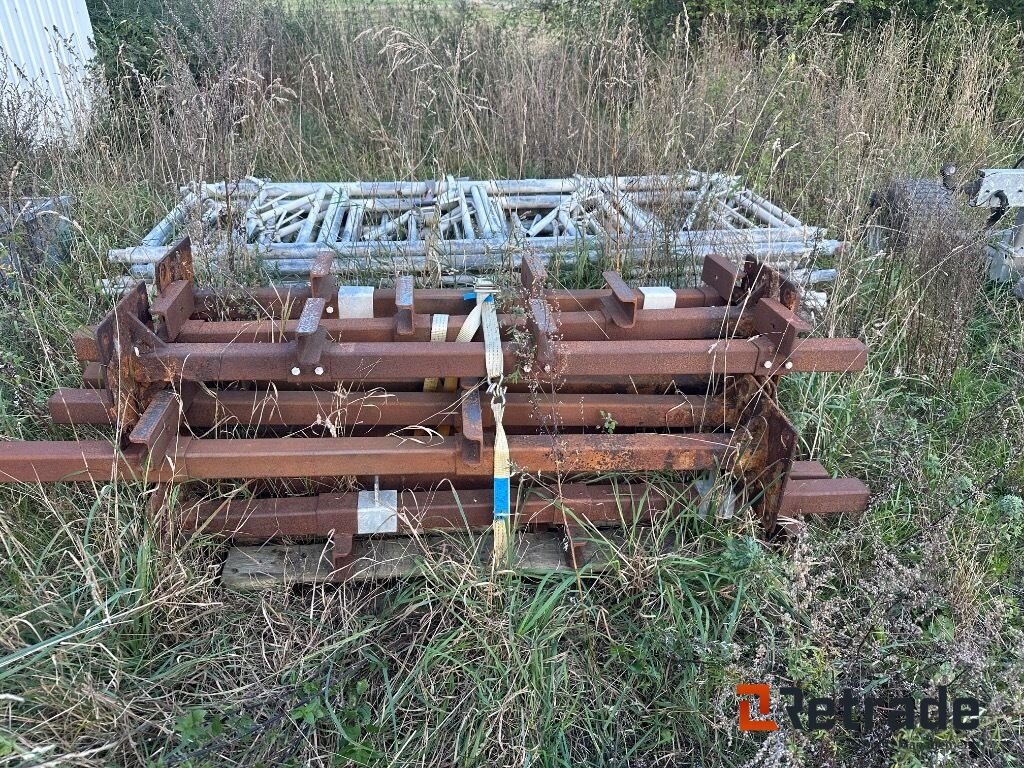 Sonstiges des Typs Sonstige Stal inventar 22 stk holder til 28 køre hegn 7 stk Rør 20 a 3 meterRør 12 a 4 meter Spand med låse jernMed 2 stk låger, Gebrauchtmaschine in Rødovre (Bild 2)