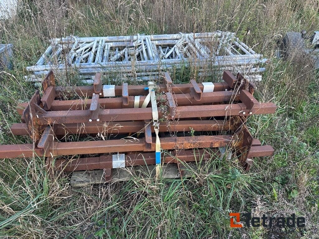 Sonstiges des Typs Sonstige Stal inventar 22 stk holder til 28 køre hegn 7 stk Rør 20 a 3 meterRør 12 a 4 meter Spand med låse jernMed 2 stk låger, Gebrauchtmaschine in Rødovre (Bild 3)