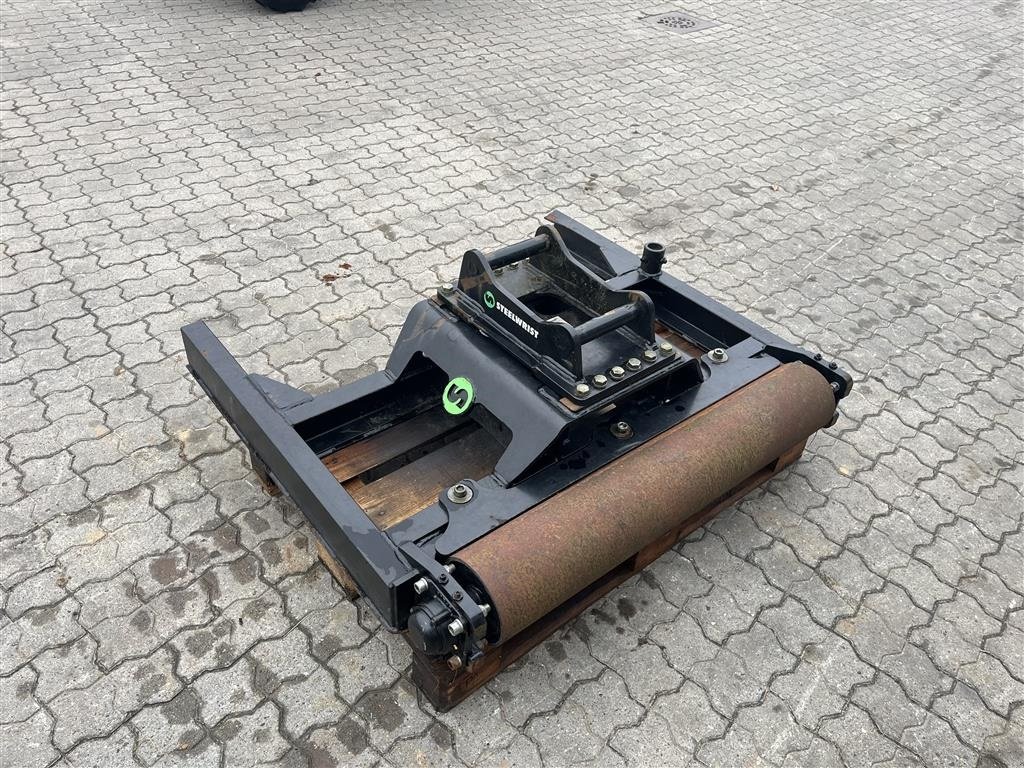 Sonstiges des Typs Sonstige Steelwrist afretter med rulle s40 fæste, Gebrauchtmaschine in Rønnede (Bild 3)