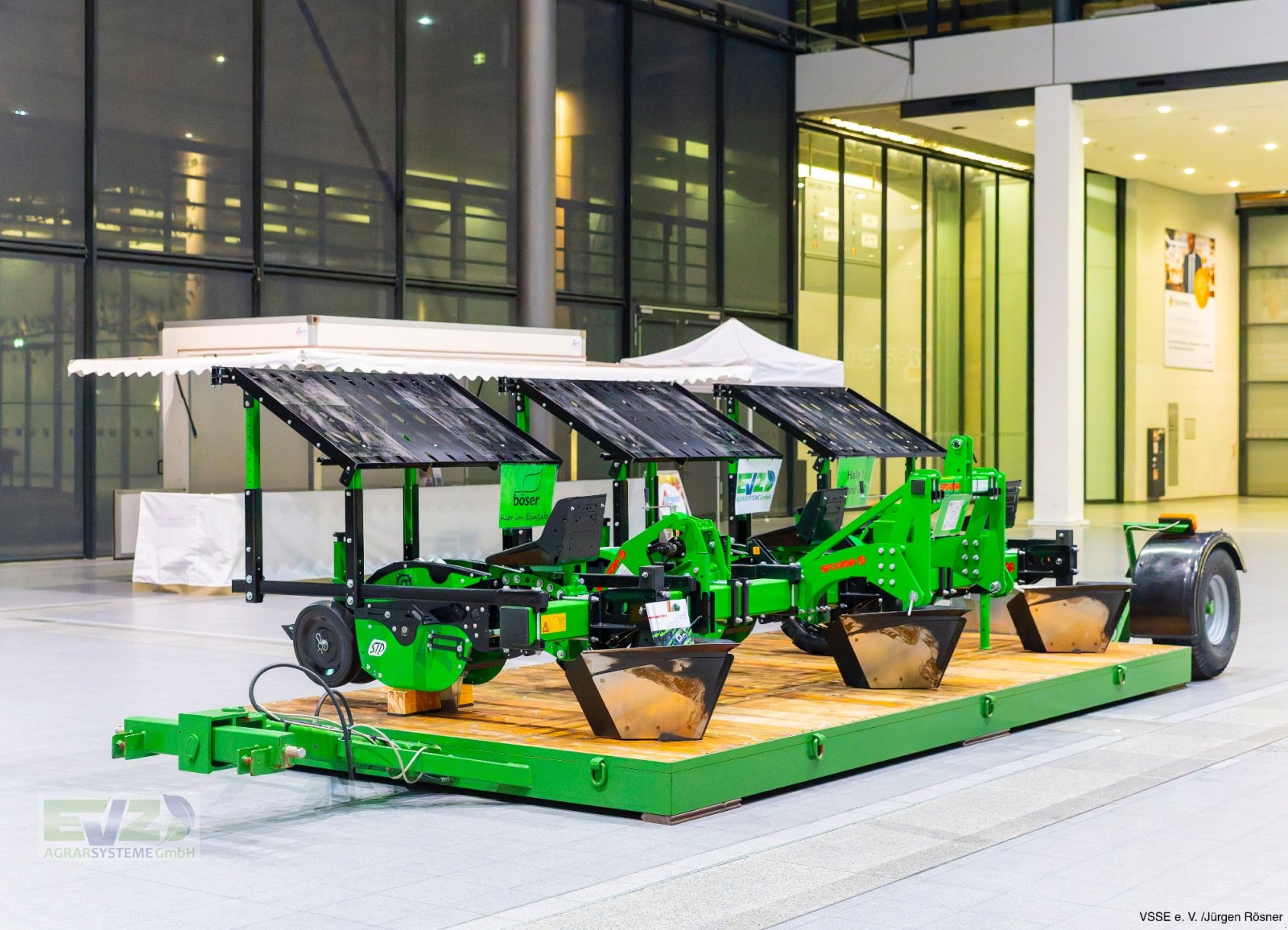 Spargeltopfpflanzmaschine Türe ait Sfoggia STP Spargelpflanzmaschine, Neumaschine içinde Ebersberg (resim 3)