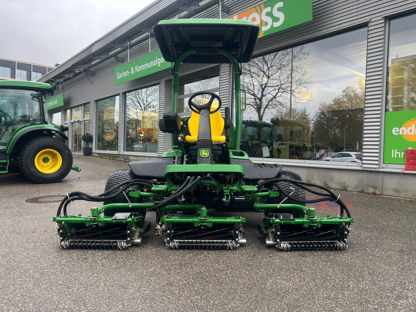 Spindelmäher des Typs John Deere 8700A, Neumaschine in München (Bild 1)