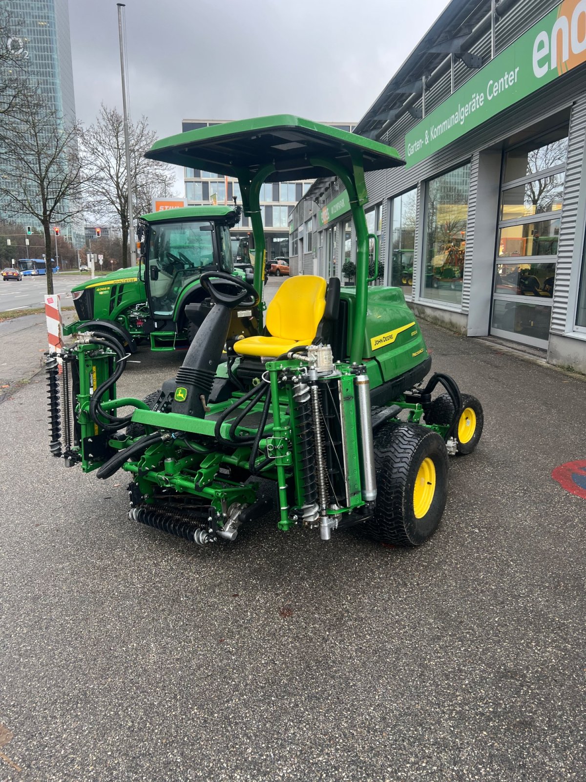 Spindelmäher des Typs John Deere 8700A, Neumaschine in München (Bild 2)