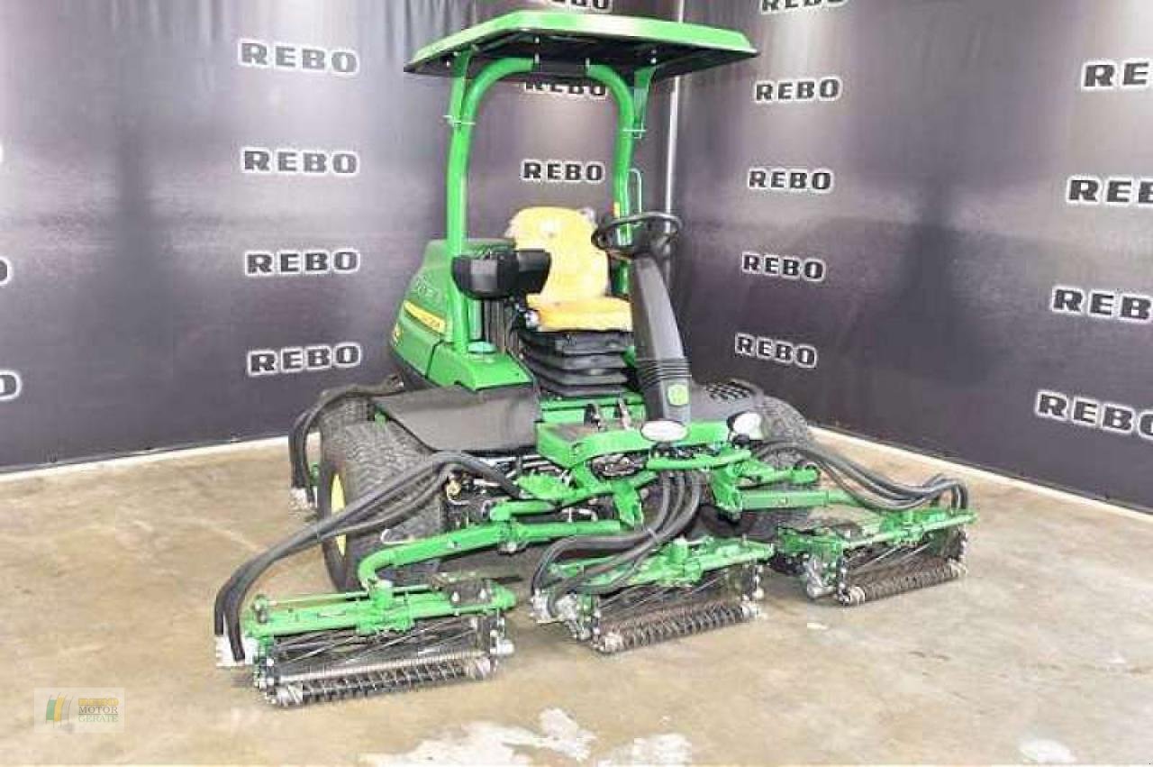 Spindelmäher des Typs John Deere 8900A PRECISIONCUT G, Neumaschine in Cloppenburg (Bild 1)