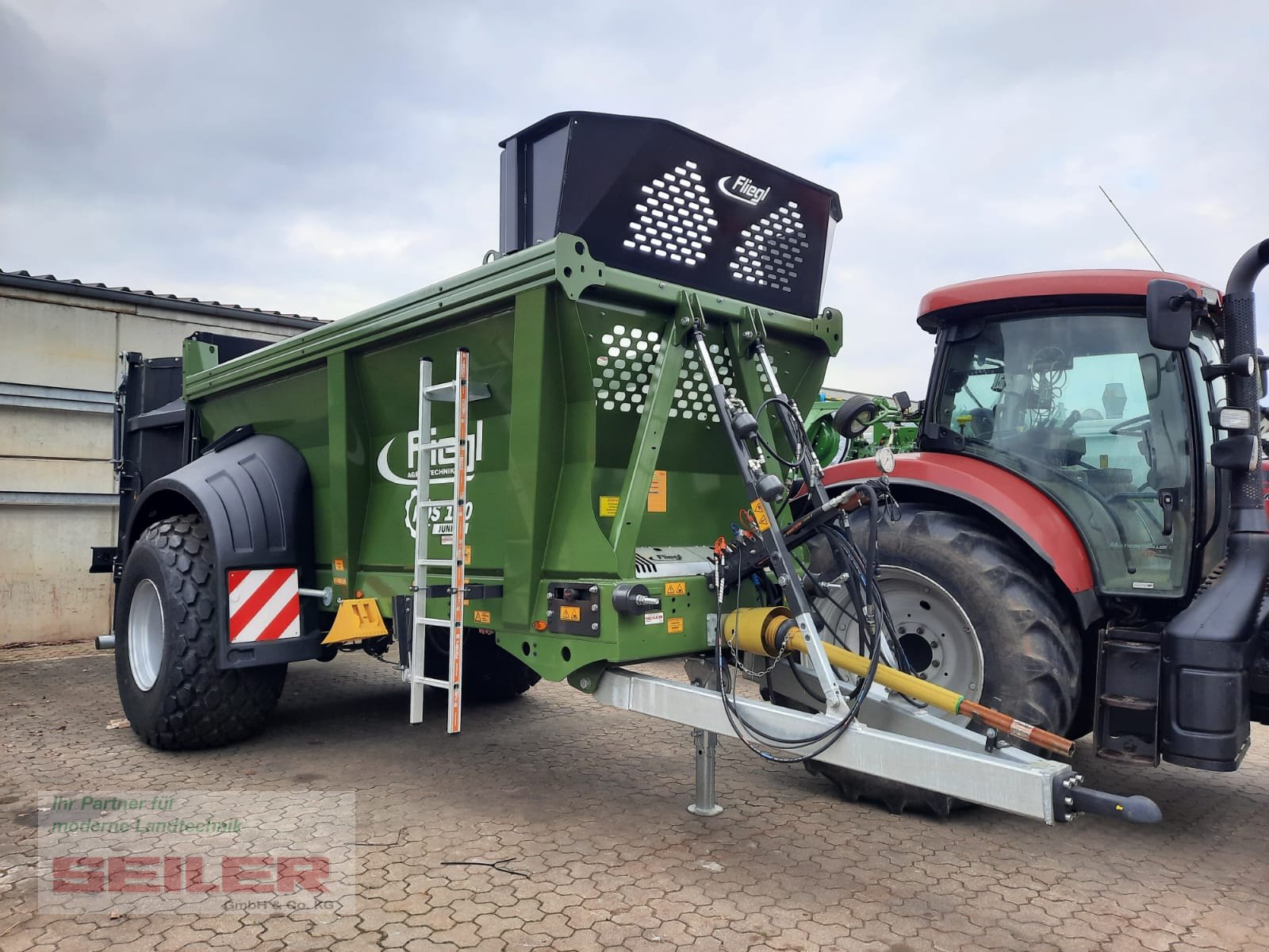 Stalldungstreuer des Typs Fliegl KDS 120 JUNIOR XL 12m³, Neumaschine in Ansbach (Bild 1)