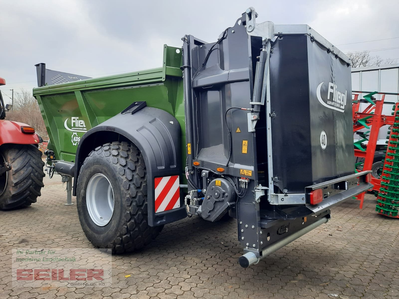Stalldungstreuer des Typs Fliegl KDS 120 JUNIOR XL 12m³, Neumaschine in Ansbach (Bild 2)