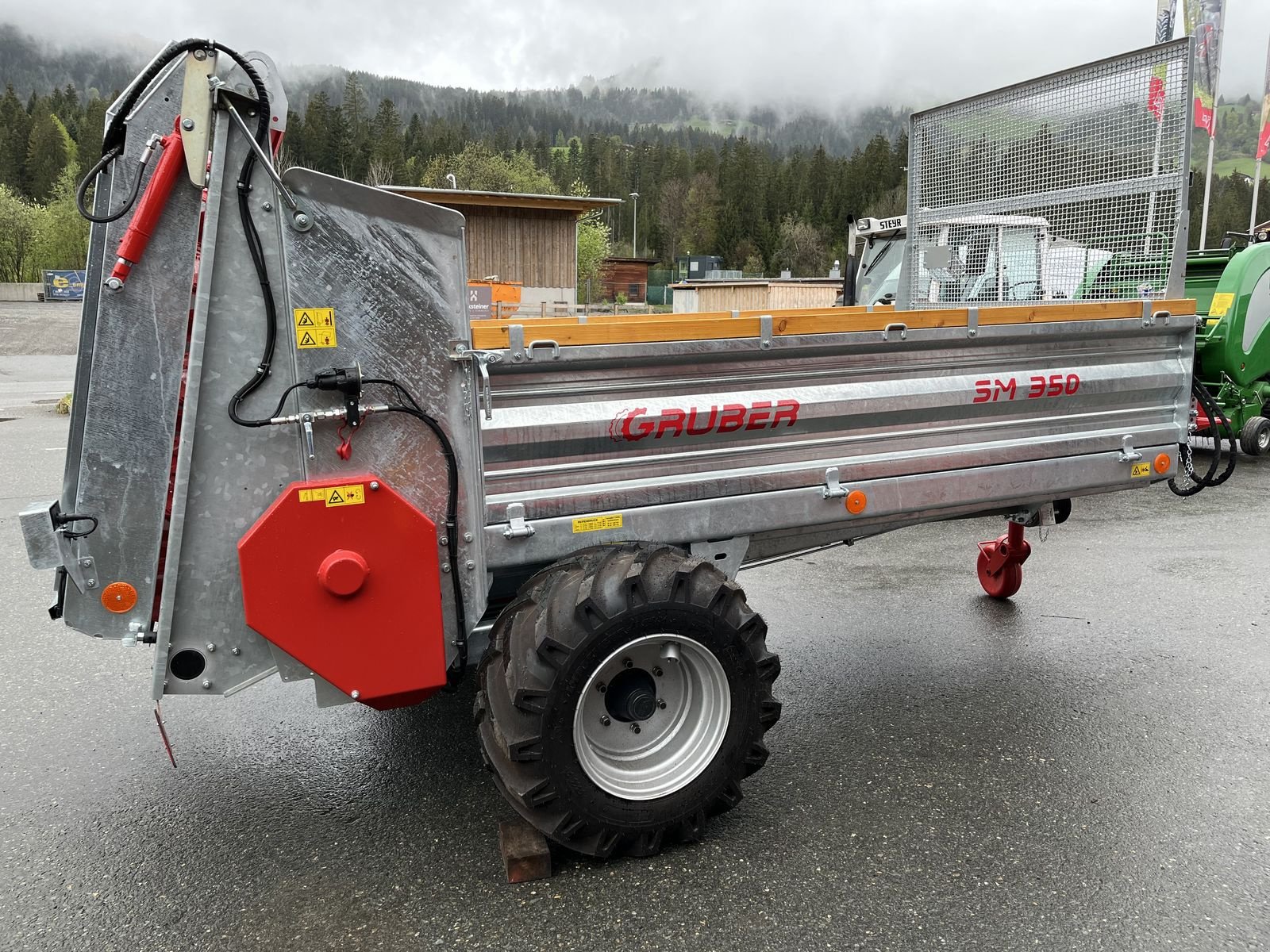 Stalldungstreuer des Typs Gruber SM 350, Neumaschine in Reith bei Kitzbühel (Bild 2)