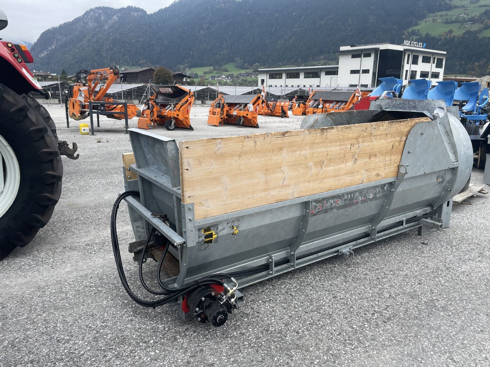 Stalldungstreuer типа Sonstige Aufbauseitenstreuer zu Reform T8 m. langem Radst, Gebrauchtmaschine в Schlitters (Фотография 2)