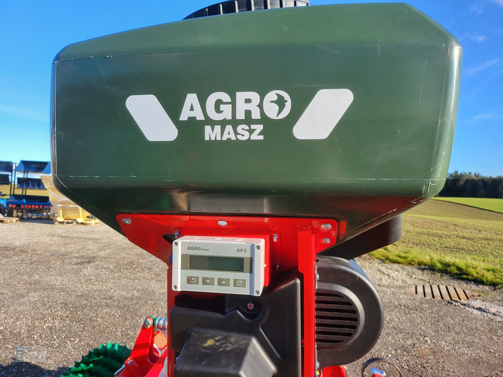 Striegel mit Nachsaateinrichtung des Typs Agro-Masz Wiesennachsaatgerät Wiesenstriegel GRASS300 mit SP230, Neumaschine in Frontenhausen (Bild 5)