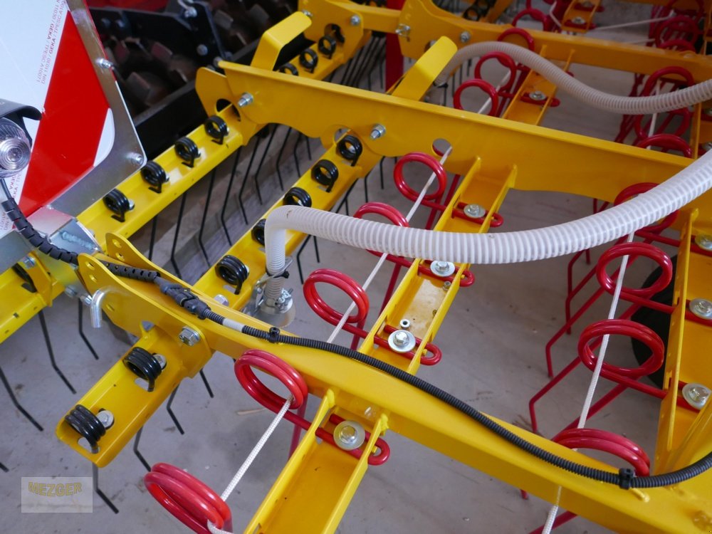 Striegel mit Nachsaateinrichtung Türe ait APV Grünlandstriegel GS 600 (Full Edition) Striegel mit Nachsaateinrichtung, Neumaschine içinde Ditzingen (resim 14)