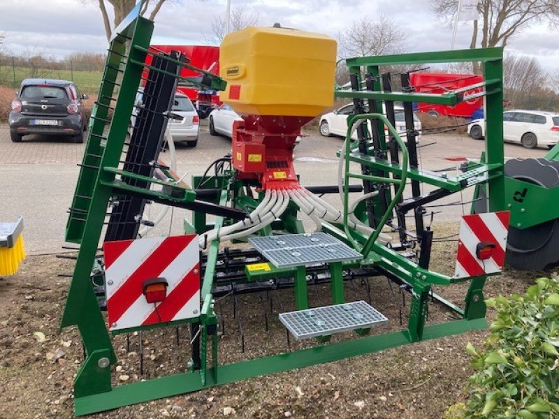 Striegel mit Nachsaateinrichtung des Typs Düvelsdorf Green.Rake Classic 6m, Neumaschine in Gnutz (Bild 4)