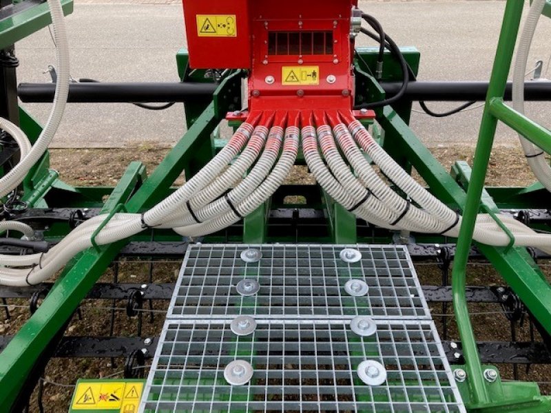 Striegel mit Nachsaateinrichtung des Typs Düvelsdorf Green.Rake Classic 6m, Neumaschine in Gnutz (Bild 5)
