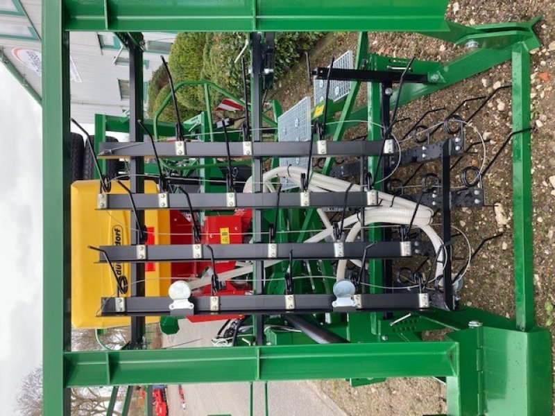 Striegel mit Nachsaateinrichtung des Typs Düvelsdorf Green.Rake Classic 6m, Neumaschine in Gnutz (Bild 6)