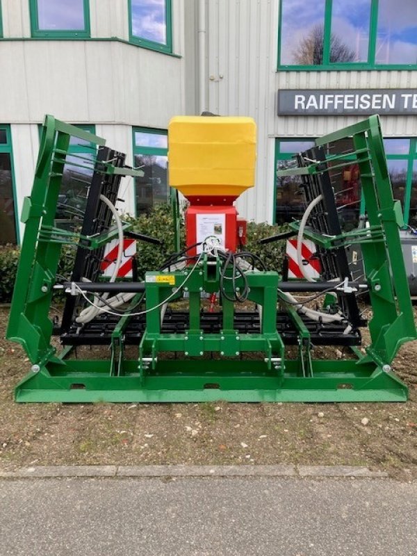 Striegel mit Nachsaateinrichtung des Typs Düvelsdorf Green.Rake Classic 6m, Neumaschine in Gnutz (Bild 1)