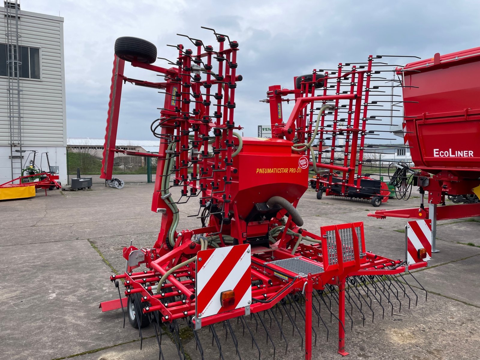 Striegel mit Nachsaateinrichtung des Typs Einböck Pneumaticstar Pro 600 STI, Neumaschine in Werther (Bild 2)