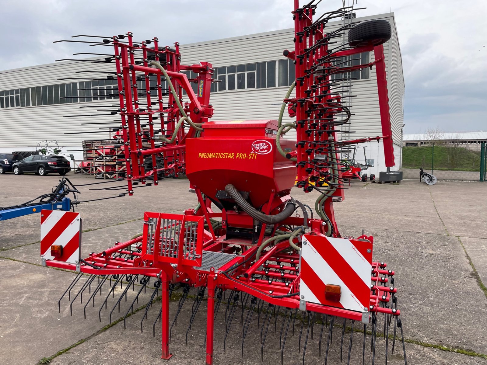 Striegel mit Nachsaateinrichtung des Typs Einböck Pneumaticstar Pro 600 STI, Neumaschine in Werther (Bild 1)