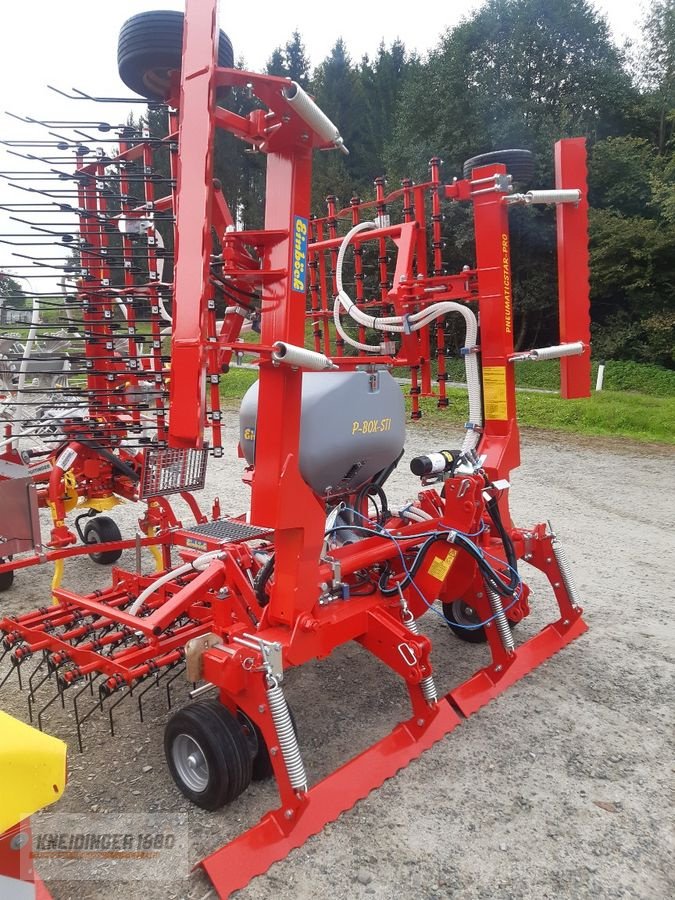 Striegel mit Nachsaateinrichtung des Typs Einböck Pneumaticstar-Pro-Sti, Neumaschine in Altenfelden (Bild 1)