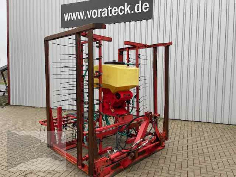 Striegel mit Nachsaateinrichtung des Typs Frerichs GmbH 6m Wiesenstriegel mit APV Nachsaatgerät, Gebrauchtmaschine in Südheide (Bild 1)