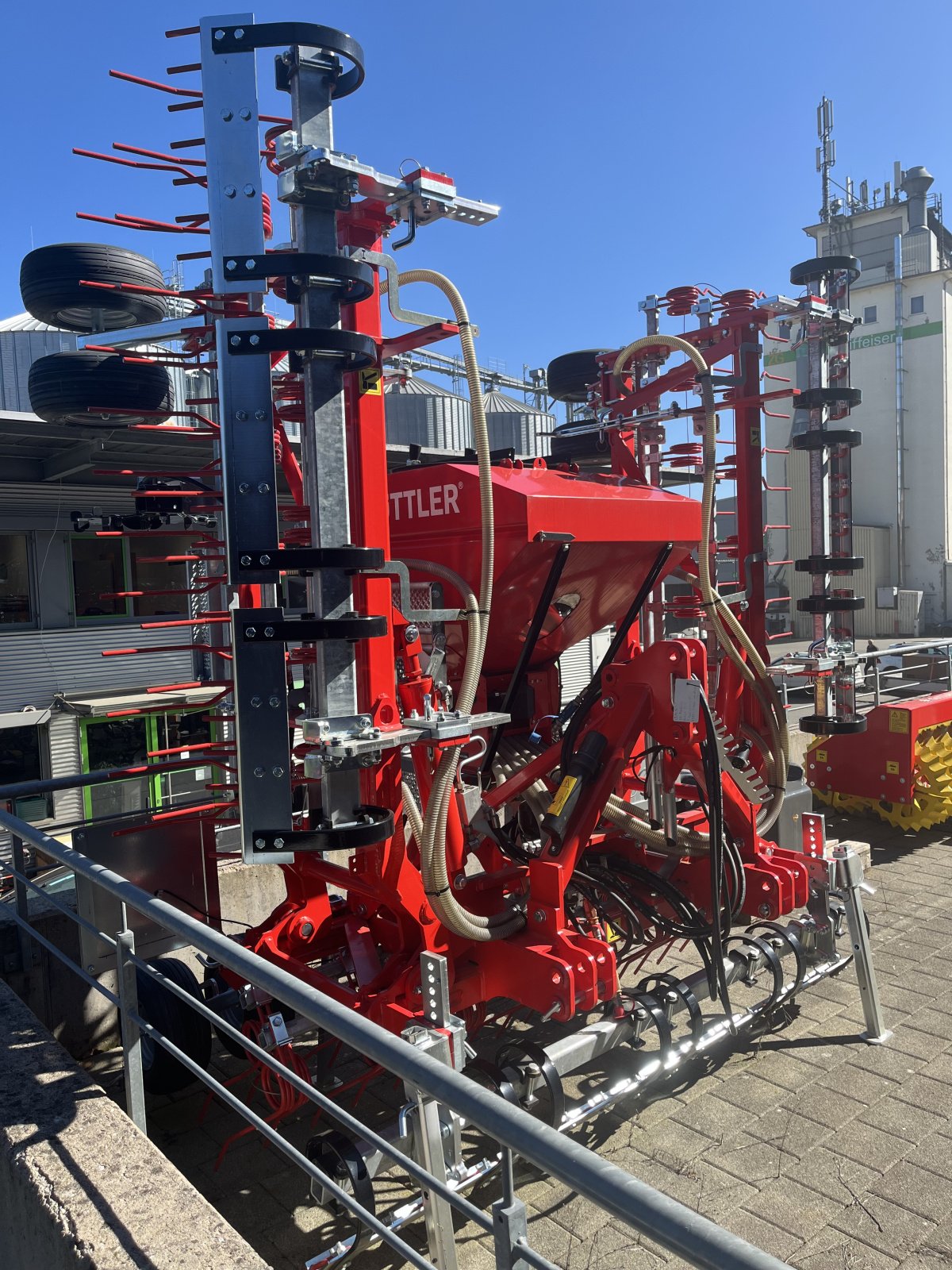 Striegel mit Nachsaateinrichtung des Typs Güttler Greenmaster 600, Neumaschine in Donaueschingen (Bild 1)