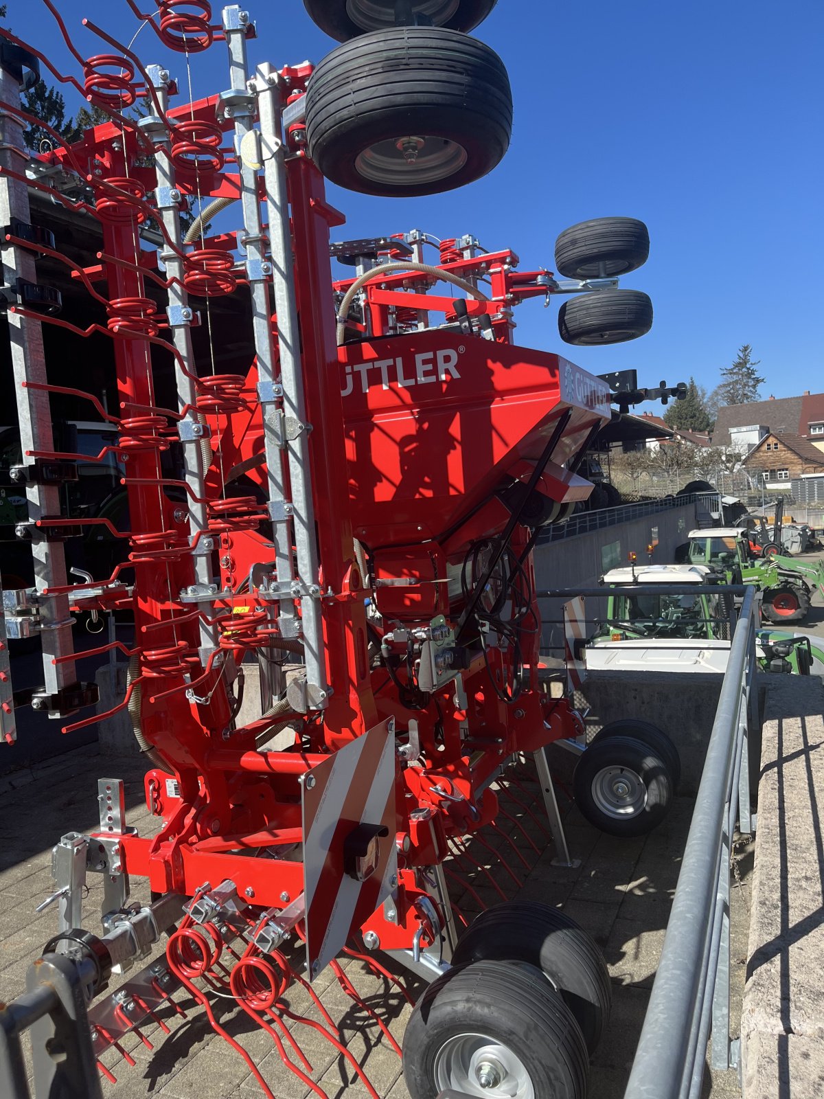 Striegel mit Nachsaateinrichtung des Typs Güttler Greenmaster 600, Neumaschine in Donaueschingen (Bild 2)