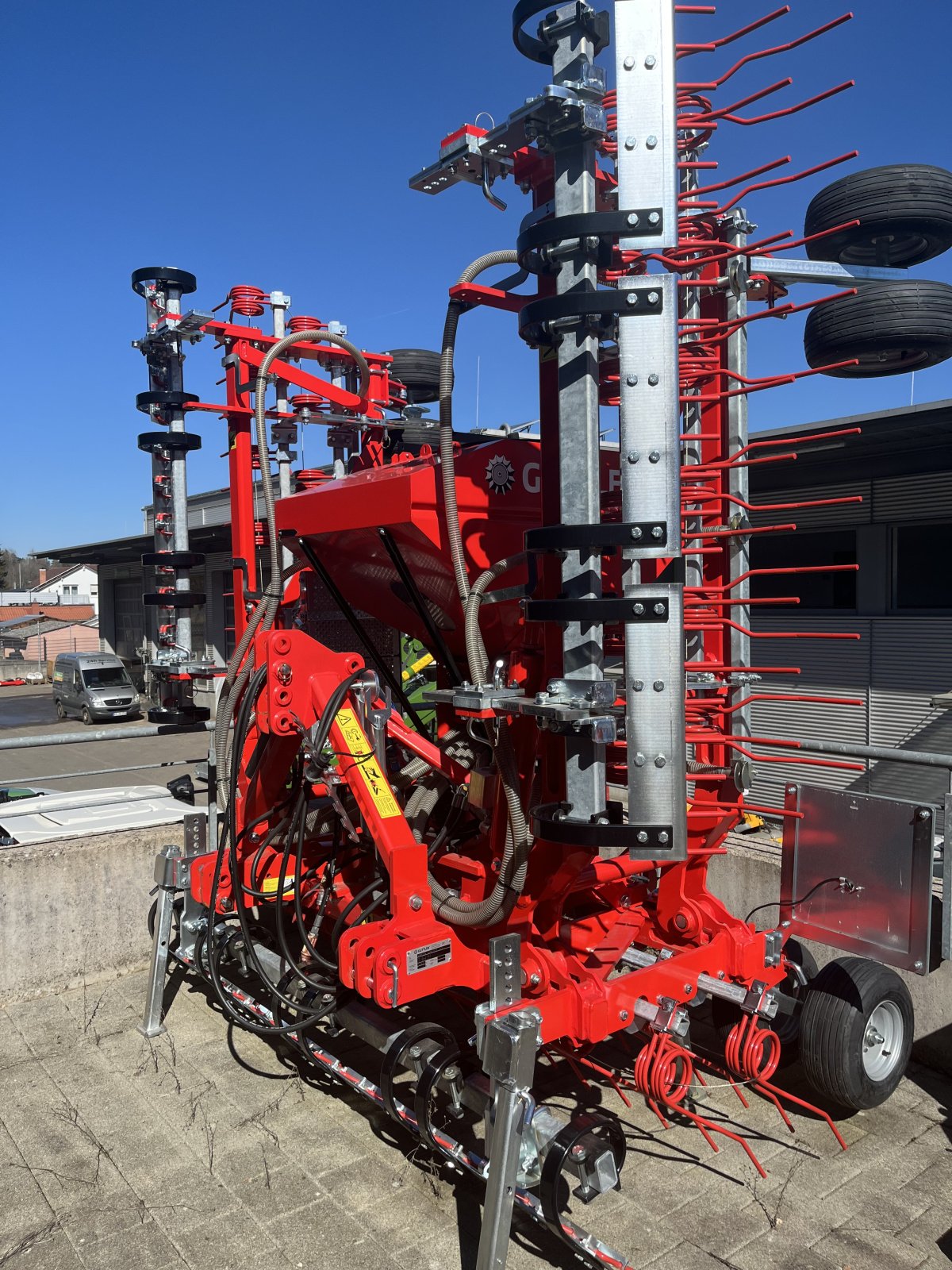 Striegel mit Nachsaateinrichtung des Typs Güttler Greenmaster 600, Neumaschine in Donaueschingen (Bild 3)
