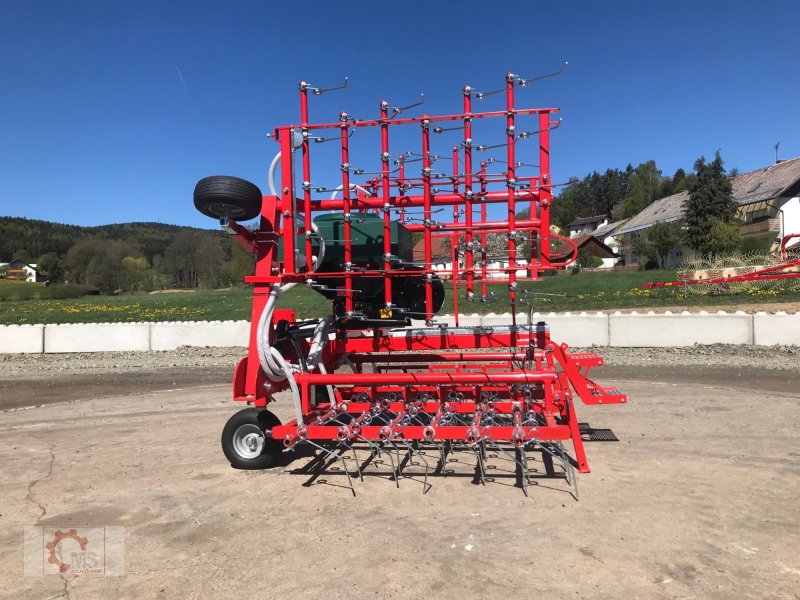 Striegel mit Nachsaateinrichtung typu Jar-Met 6m Wiesenstriegel Pneumatischer Streuer, Neumaschine v Tiefenbach