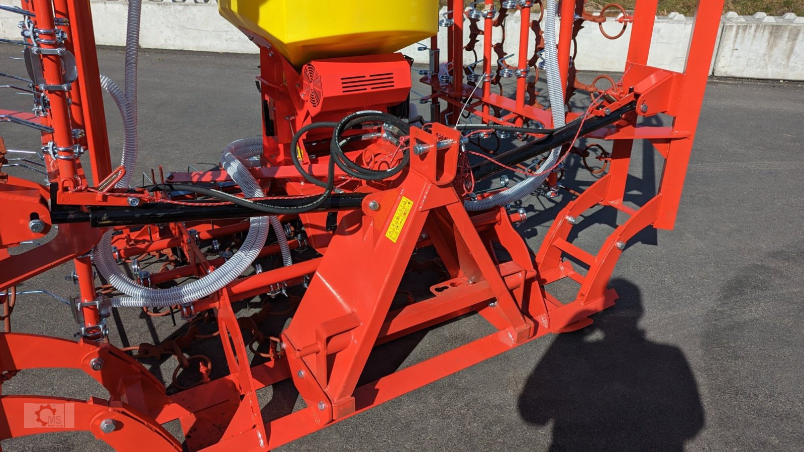 Striegel mit Nachsaateinrichtung of the type Jar-Met 6m Wiesenstriegel Wiesenschleppe Striegel Netz APV pneumatik Streuer, Neumaschine in Tiefenbach (Picture 4)