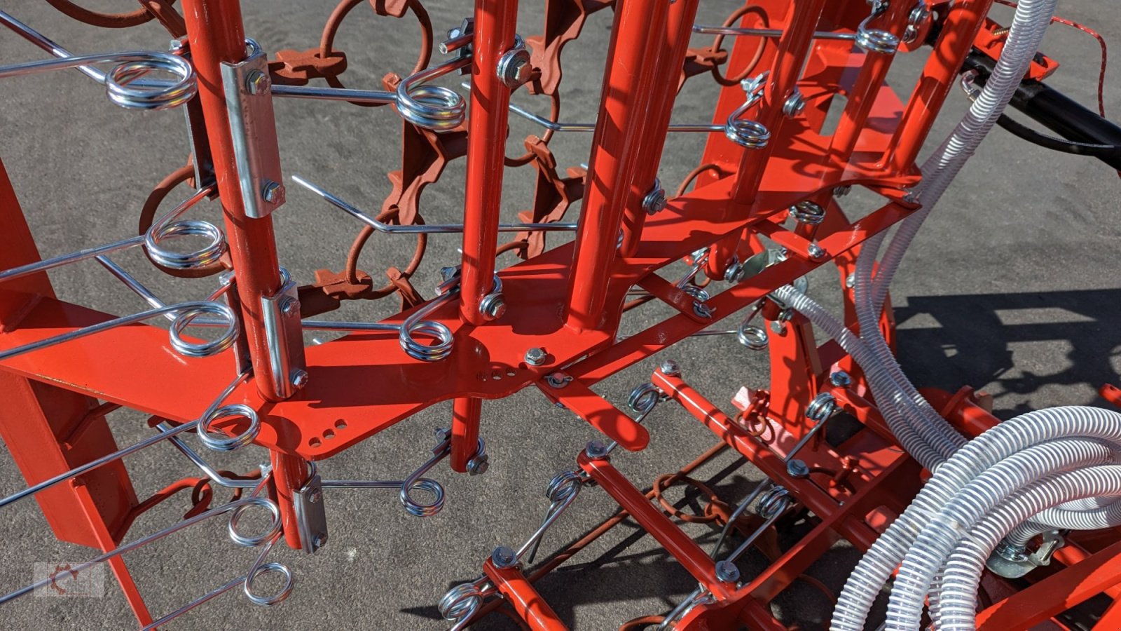 Striegel mit Nachsaateinrichtung of the type Jar-Met 6m Wiesenstriegel Wiesenschleppe Striegel Netz APV pneumatik Streuer, Neumaschine in Tiefenbach (Picture 13)